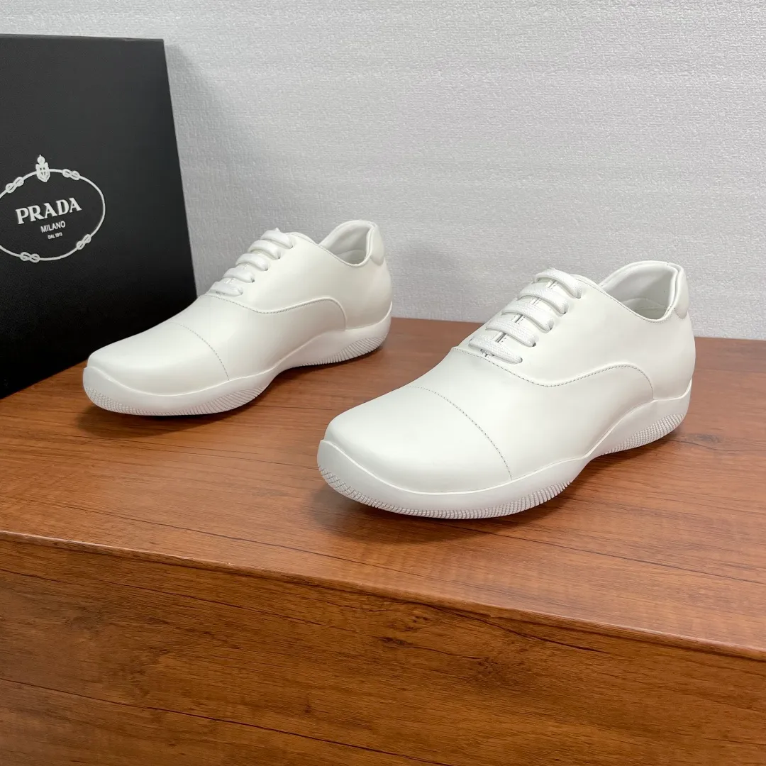 💰720 Code: YS003342 Prada/Prada men's new leather sneakers. This sneaker is made of imported calf leather, with a two-jointed Oxford shoe upper design, inspired by classic aesthetic concepts. Equipped with 3.5cm iconic red label lightweight elastic rubber soles, fabric and cowhide mixed lining, and silk-printed logo cowhide foot pads. The style is versatile and durable, comfortable and breathable, and comes with a full set of original packaging dust bags! Size: 39-40-41-42-43-44 Standard leather shoe size (45 can be customized but returns and exchanges are not supported) Item number: 4E0770 White